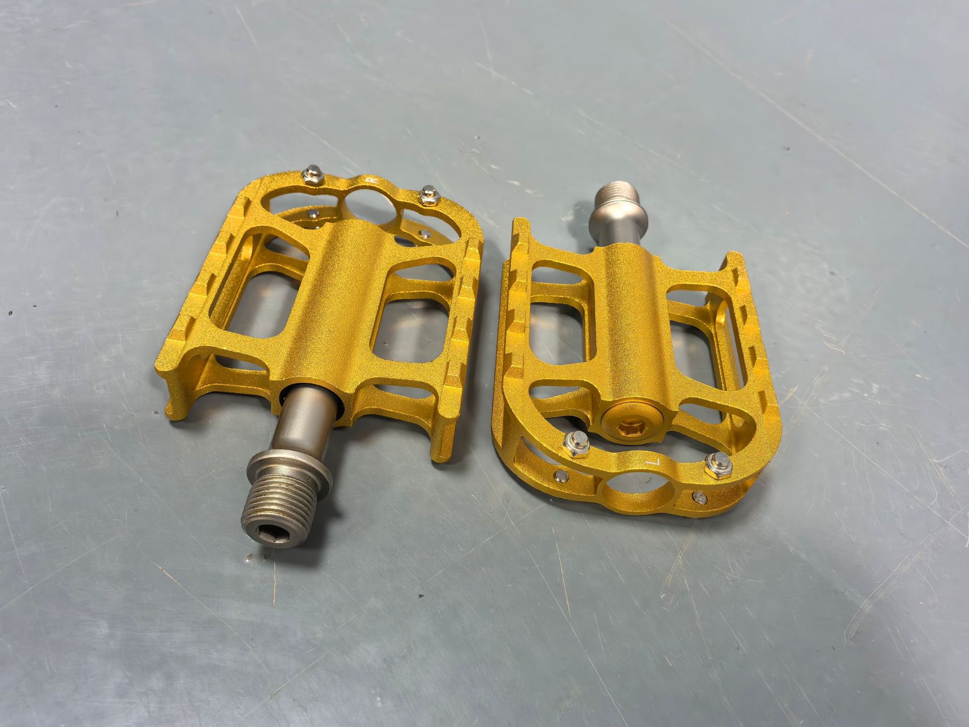 Supply of Lightweight Bearing Aluminum Alloy Pedals for Road Bikes, Folding Bikes, and Double Bearing Pedals