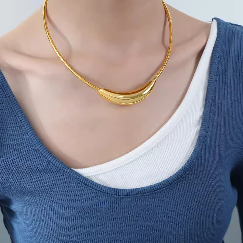 Colar choker em aço titânio minimalista e elegante_voghion.com