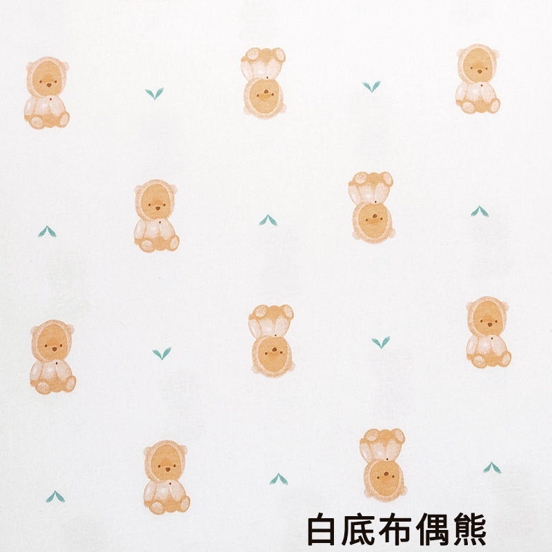 흰색 배경의 봉제 인형 곰 프린트 탈지면 천
