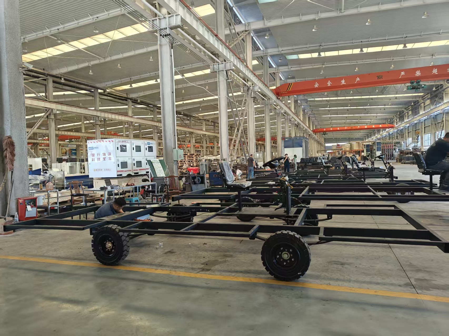 Electric wire-controlled chassis assembly, modified for parade floats, remote-controlled off-road climbing vehicles, and high-power heavy-duty vehicles