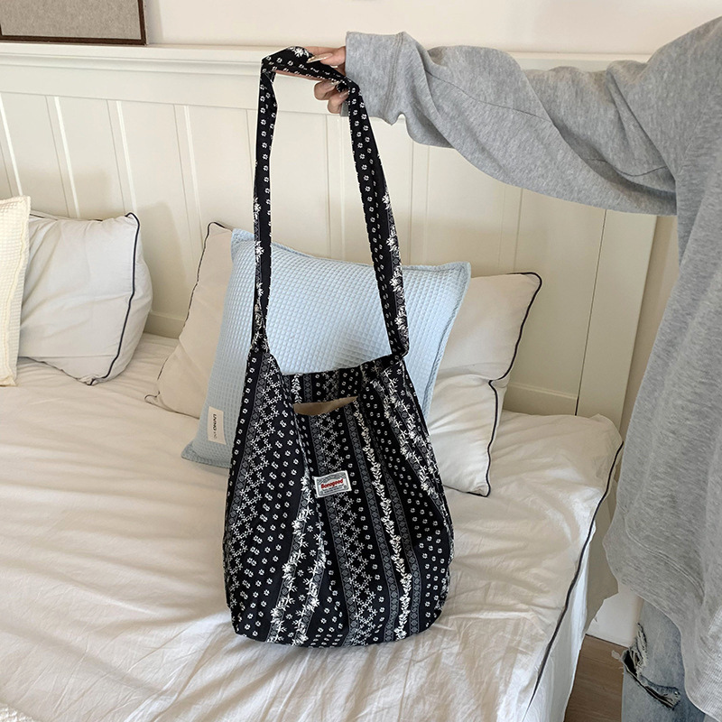 Pequeña flor de fondo negro