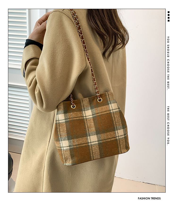 Retro and fashionable woolen texture bucket bag, large capacity commuting bag, chain check pattern casual single-shoulder crossbody women's bag details Picture