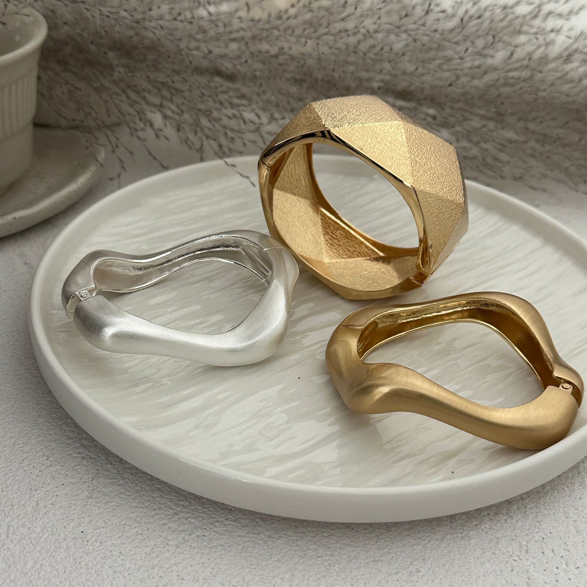 Alloy, Iron Material Simple Style Classic Style Solid Color Alloy Iron Wholesale Bangle