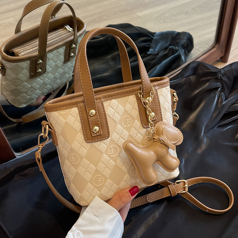 韓国スタイルの西洋スタイルのバッグ女性のための 2025 新しいトレンディなクロスボディ小さなバッグハイエンドライト高級菱形ポータブルバケットバッグトレンディ