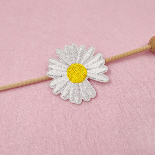 White daisy embroidered patch patch T-shirt bag decoration diy self-adhesive patch patch flower clothing patch embroidery