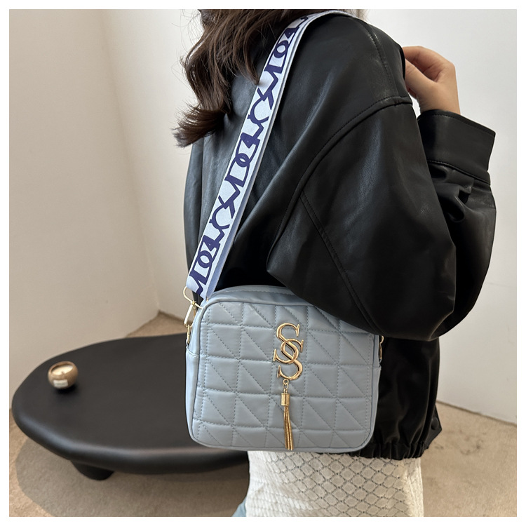 A simple and fashionable single-shoulder women's bag with diamond-shaped embroidery thread in 2024, a fresh and stylish crossbody bag with a trendy and fashionable small square style undefined