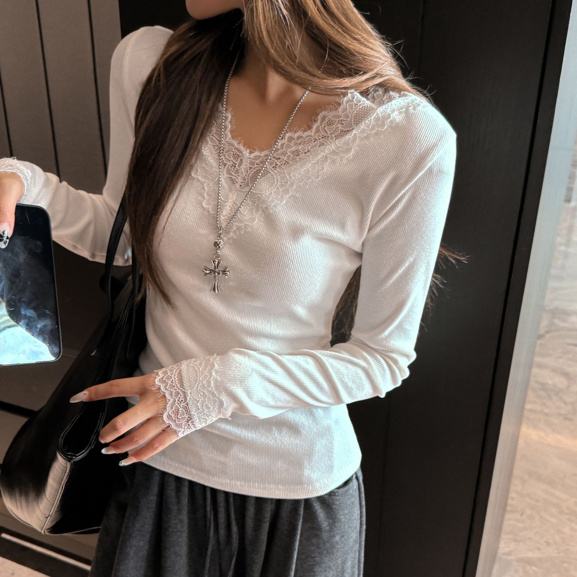 Factory V-Neck Lace Trim Base Shirt for Women, American Style Slim-Fit Long-Sleeve T-Shirt with a Stylish Design for Layering