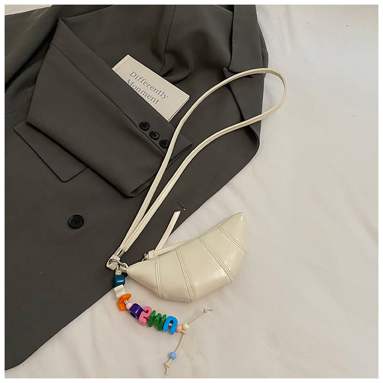 The cute horn bag with a niche neckline design is fashionable and trendy. The mini crossbody bag is in a solid color, simple and elegant with a high-end texture undefined