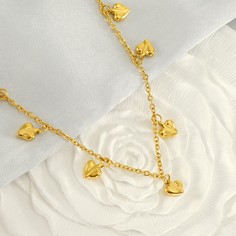 Collar europeo y americano transfronterizo diseño de nicho femenino colgante en forma de corazón de alto grado collar de acero de titanio geométrico de oro Cadena de clavícula femenina