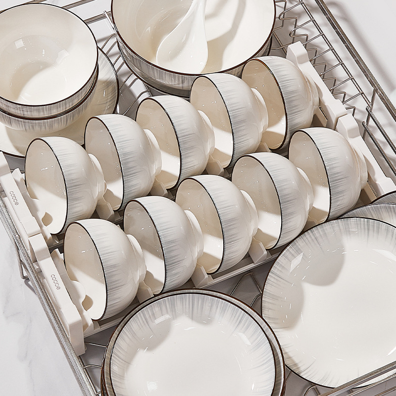 Conjunto de platos esmaltados coloridos cubiertos de cerámica Jingdezhen ligeros cubiertos de cerámica gris de lujo cubiertos de cerámica domésticos cubiertos de platos cubiertos palillos