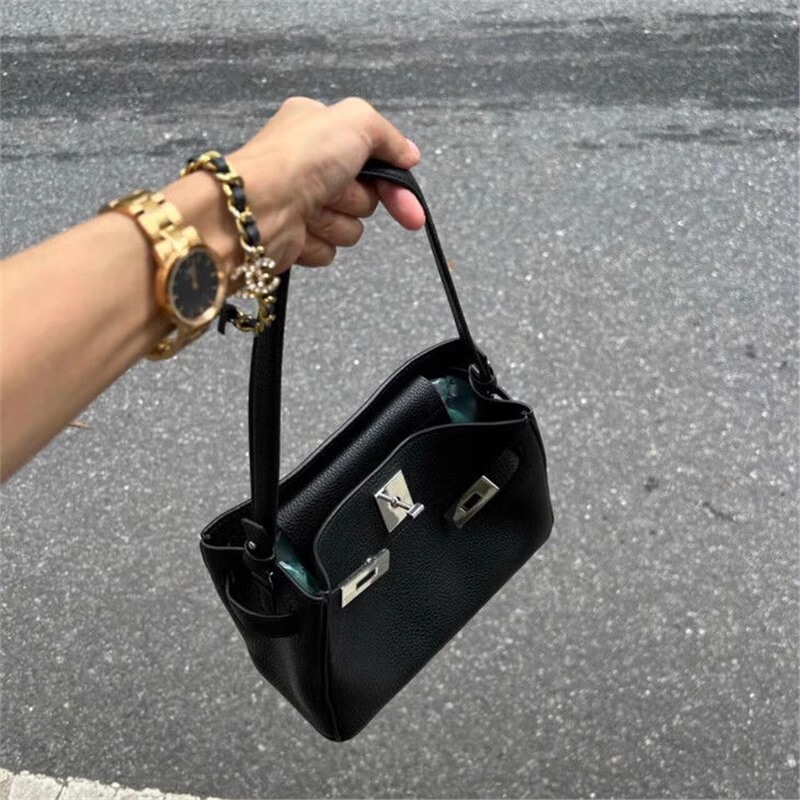 in stock factory bag shoulder armpit platinum Kelly bag ladies 2025 new autumn and winter high-end sense to work commute in stock factory bag shoulder armpit platinum Kelly bag ladies 2025 new autumn and winter high-end sense to work commute