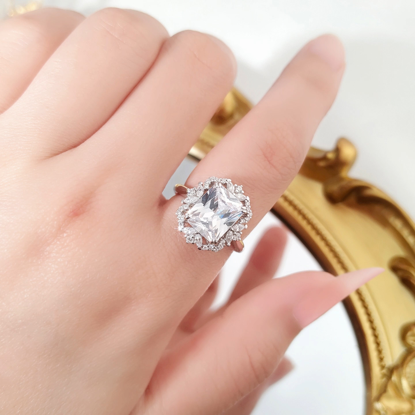 design ring with zircon