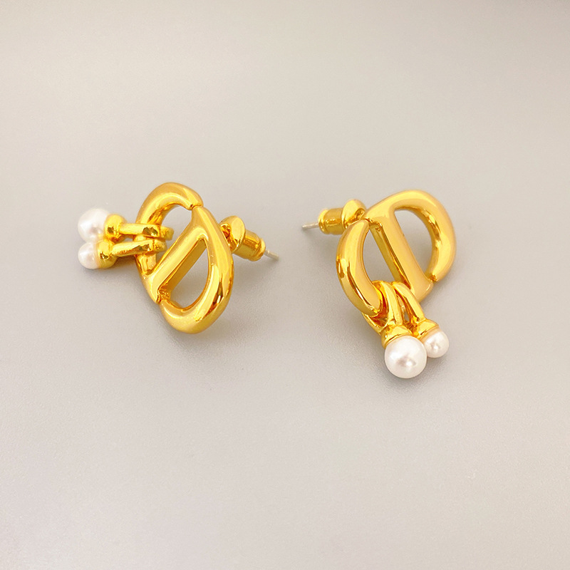 Fashion Letter Copper Inlay Artificial Pearls Ear Studs 1 Pair