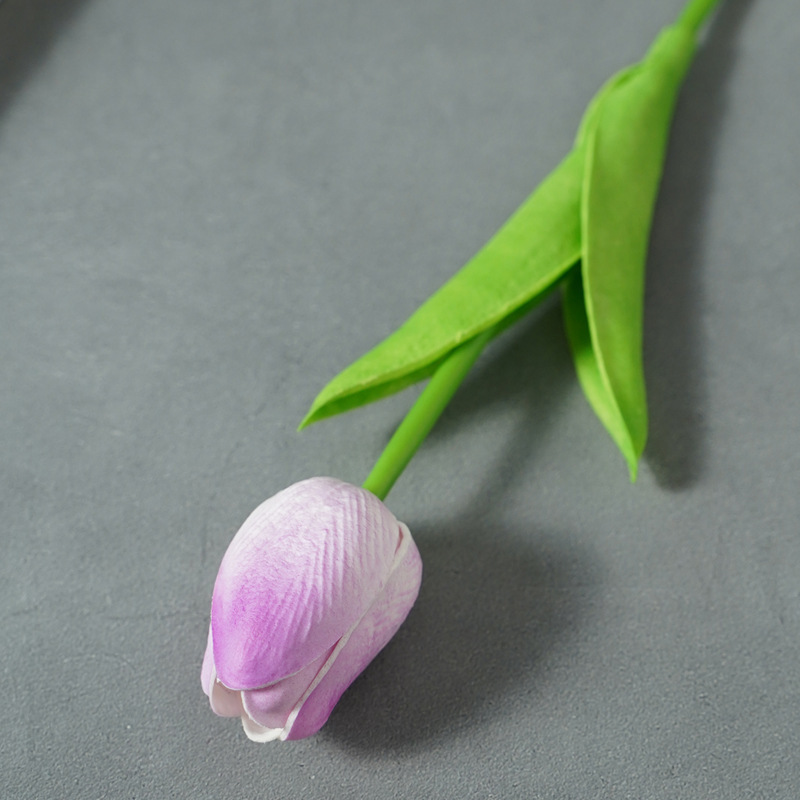 国境を越えたアマゾンpuはチューリップの花をシミュレートして、絹の花の偽の花の結婚祝いの家庭用品の北欧の装飾品を手に持っている|undefined