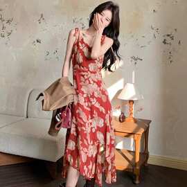 巨好看的红色碎花连衣裙2026夏季新款裙子多巴胺掐腰海边丁达尔裙