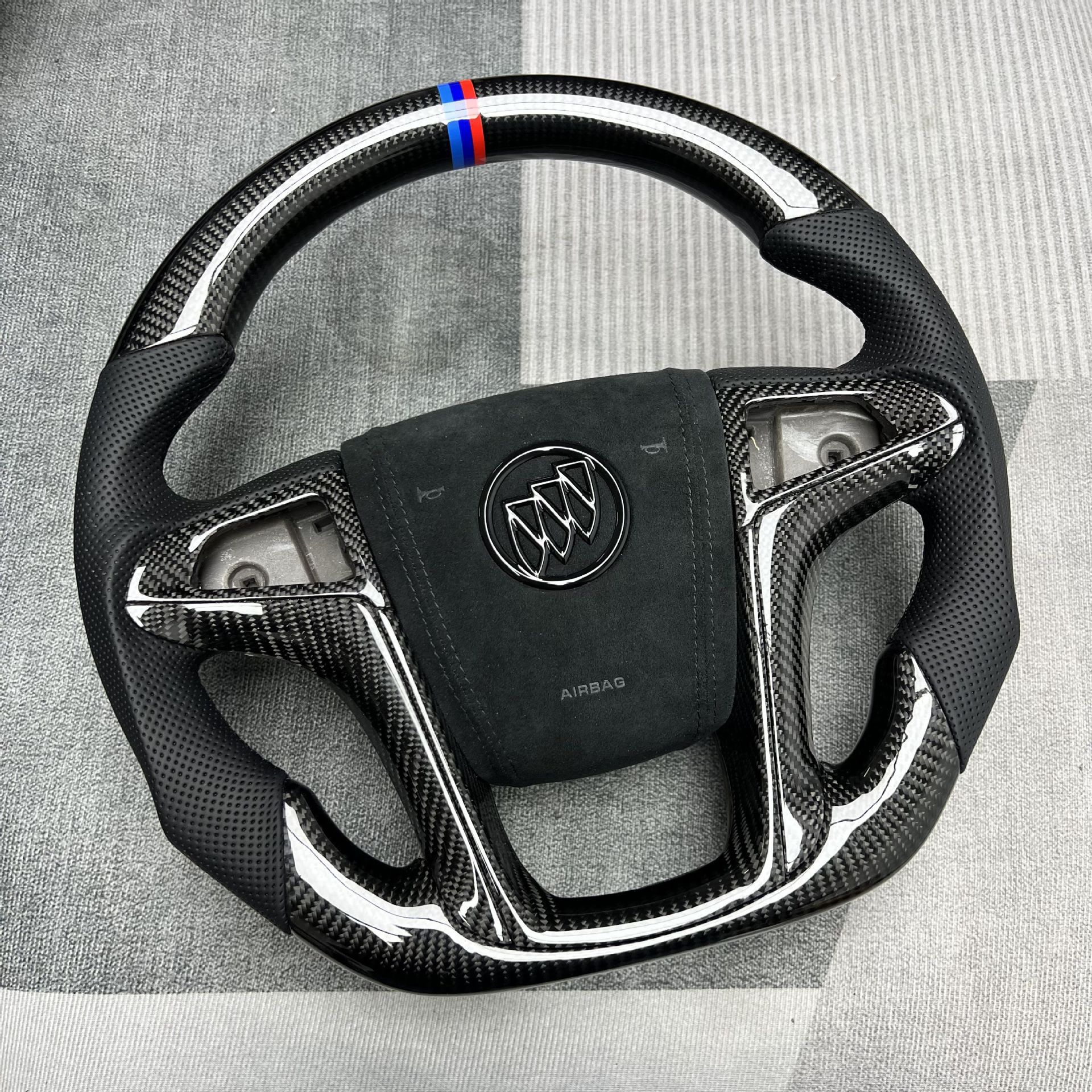 Factory Customized Carbon Fiber Car Steering Wheel Modification Suitable for Buick Chevrolet/Lacrosse/Lacrosse/Glacier