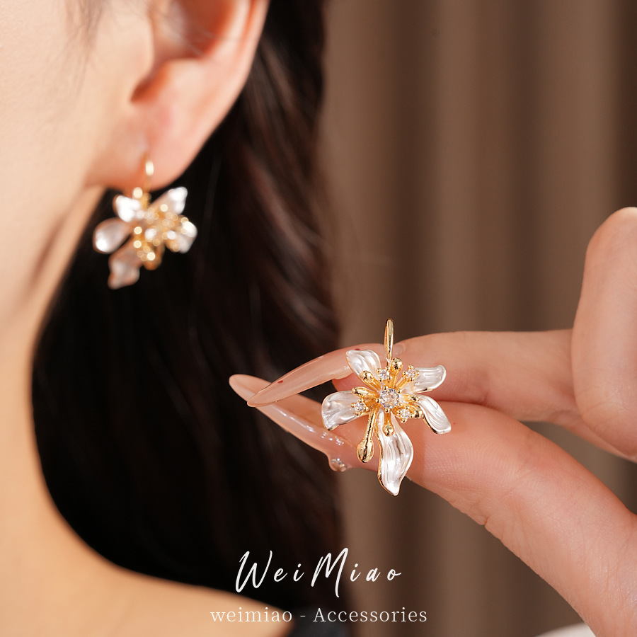 Flores de aceite de piedra de martillo delicado temperamento de nicho universal pendientes de moda ligero lujo alta sensación de auriculares al por mayor