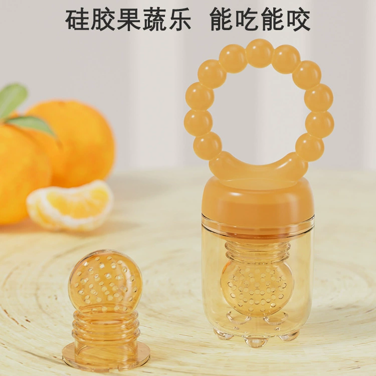 Детские фрукты кусают мешок, полный силиконовые фрукты и овощи