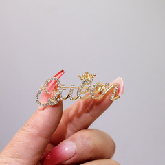 Minimalist Personality Queen Letter Brooch for Women Creative Light Luxury High-End Feeling Boutonniere Queen Pin Anti-Bleed Decorative Accessory