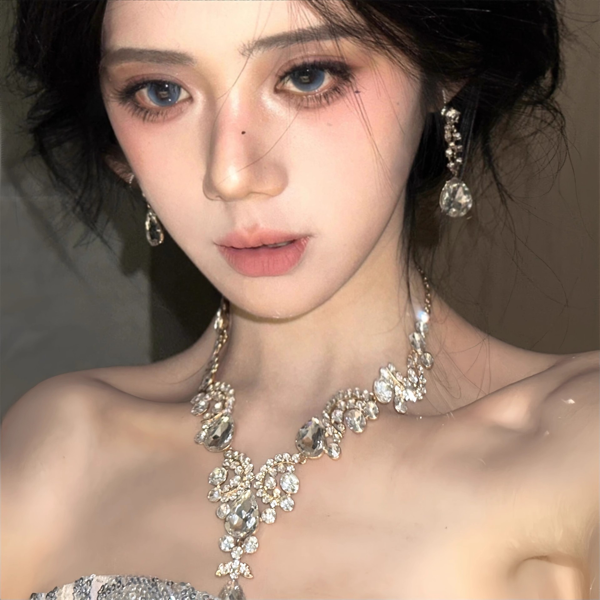 Super brillante gota de agua llena de diamantes collar tetas conjunto de pendientes de corte ligero nicho de diseño accesorios de cuello de clavícula