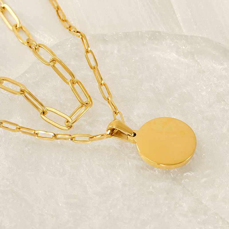 Transfronterizos de moda europea y americana de doble concha collar de acero inoxidable chapado en oro redondo 26 letras inglesas colgante collar mujer