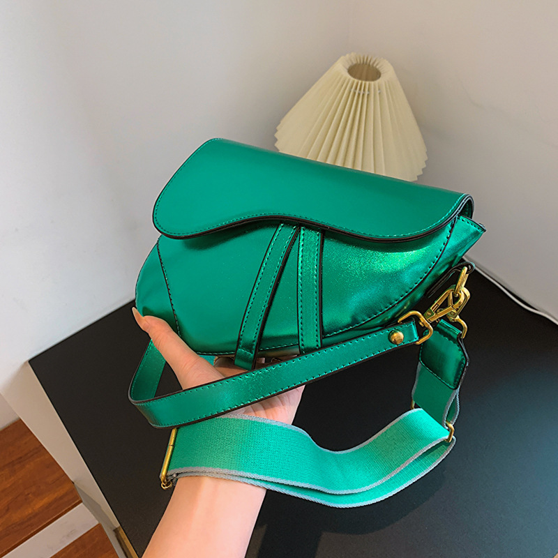 thumbnail image 1 of Bolso cruzado para mujer, nueva tendencia de primavera 2023, bolso cruzado oblicuo a la moda con cara brillante, bolso de sillín rojo de red simple, verde para mujer, 1 of 2