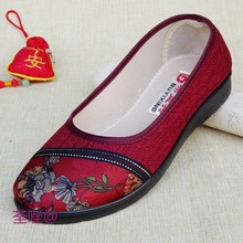 老北京布鞋女时尚款2023春季软底妈妈鞋透气舒适加肥中老年奶奶鞋