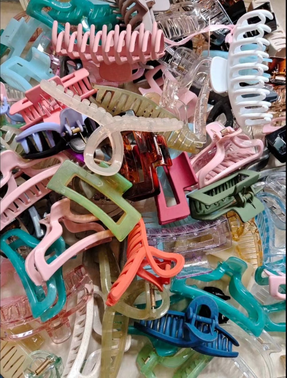 Hair claw clip in ins style for the back of the head, simple and elegant, assorted colors (non-recyclable), fresh candy colors.
