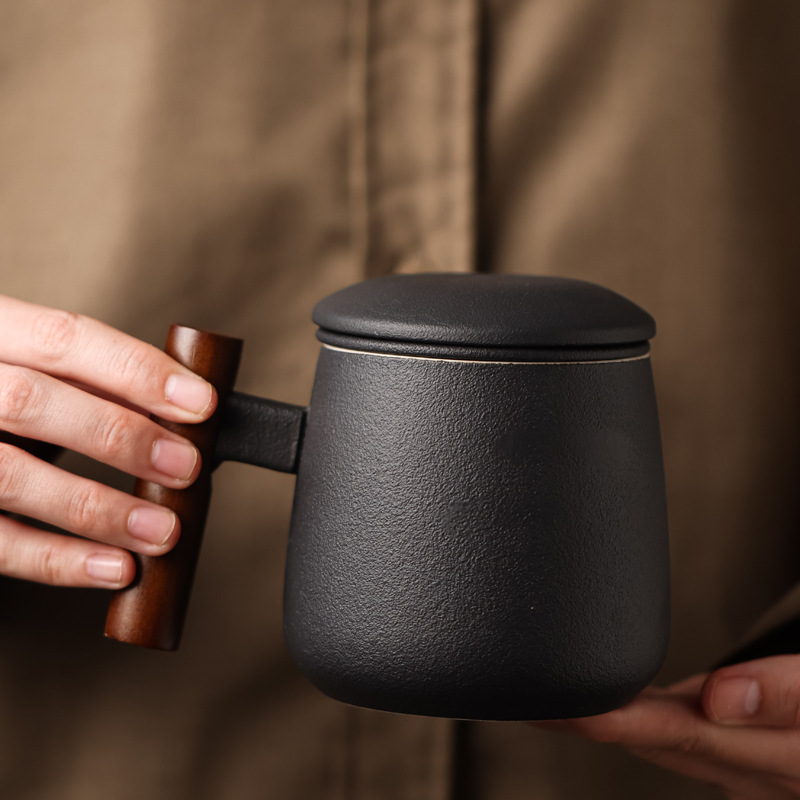 Taza de agua simple de cerámica para hombres, separación de té, taza de oficina de alta gama con tapa, taza de té con filtro especial personal, tallado