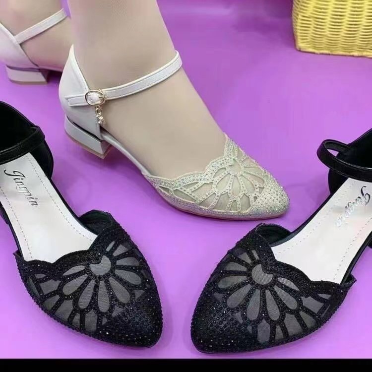 Sandálias de talón suave huecadas, zapatos de talón grueso de mujer con una boca poco profunda y punta hueca con una hebilla de diamante de agua.