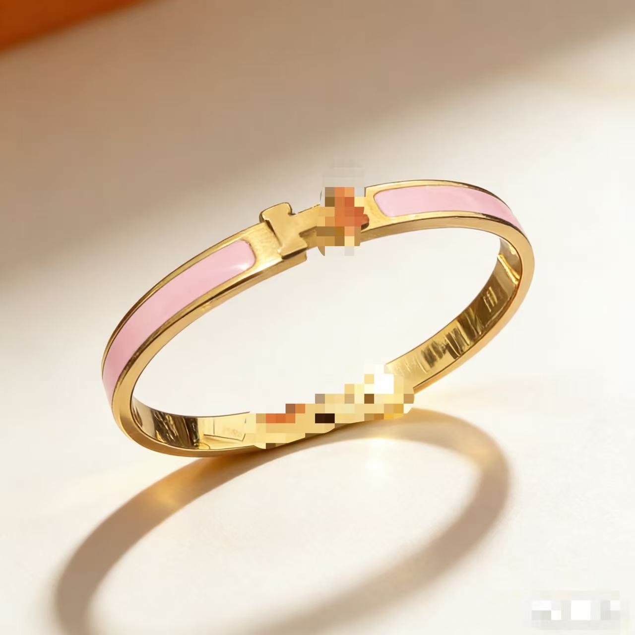 2025 新しいヨーロッパとアメリカのビッグブランドチタン鋼ブレスレット非退色ステンレス鋼ブレスレットバックルオープニングハンドジュエリー卸売