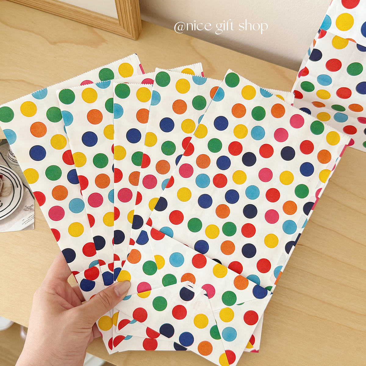 Inswind de alto valor de color ondulado punto de papel bolsa bolsa de regalo para el hogar almacenar dulces lindos bolsas de embalaje de horneado