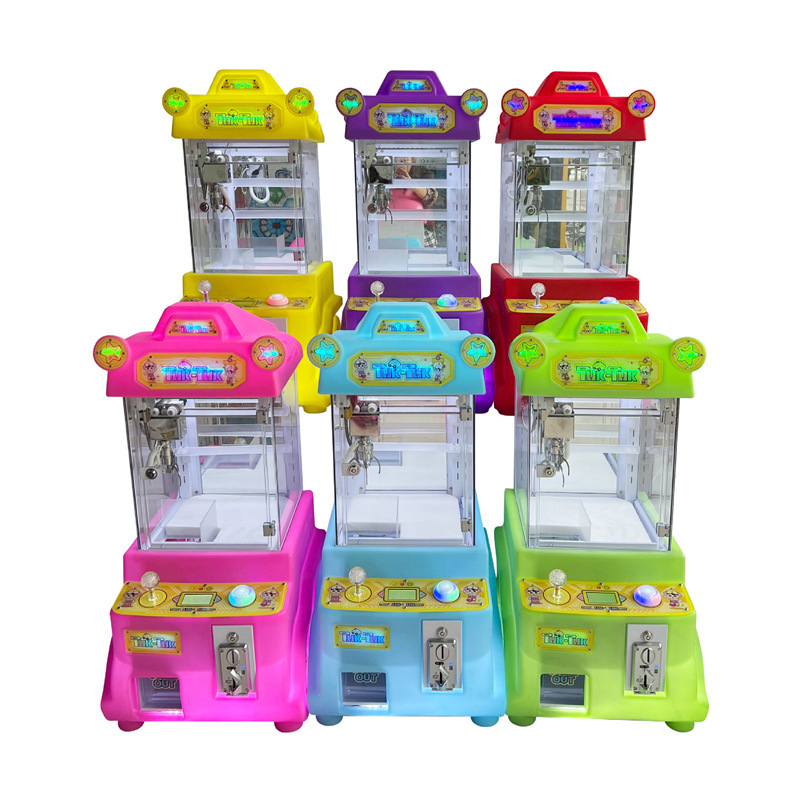 Pequeña máquina de muñeca atrapar monedas comerciales una persona boutique clip muñeca máquina de hardware transparente clip muñeca versión de exportación