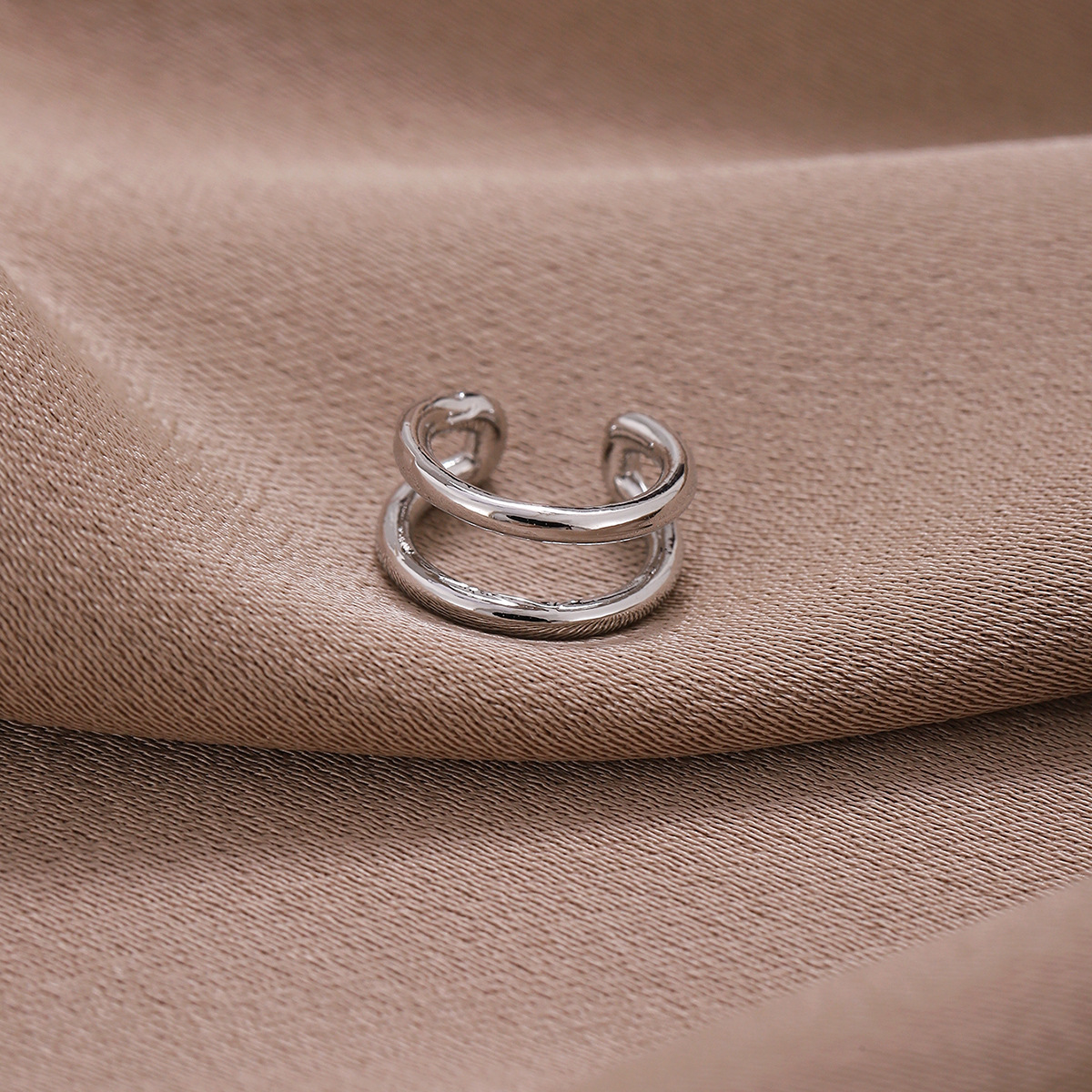 Estilo coreano personalizado pendientes simples de alta calidad en forma de U irregular clip de oreja cuadrada simple clip de hueso de oreja sin oreja al por mayor