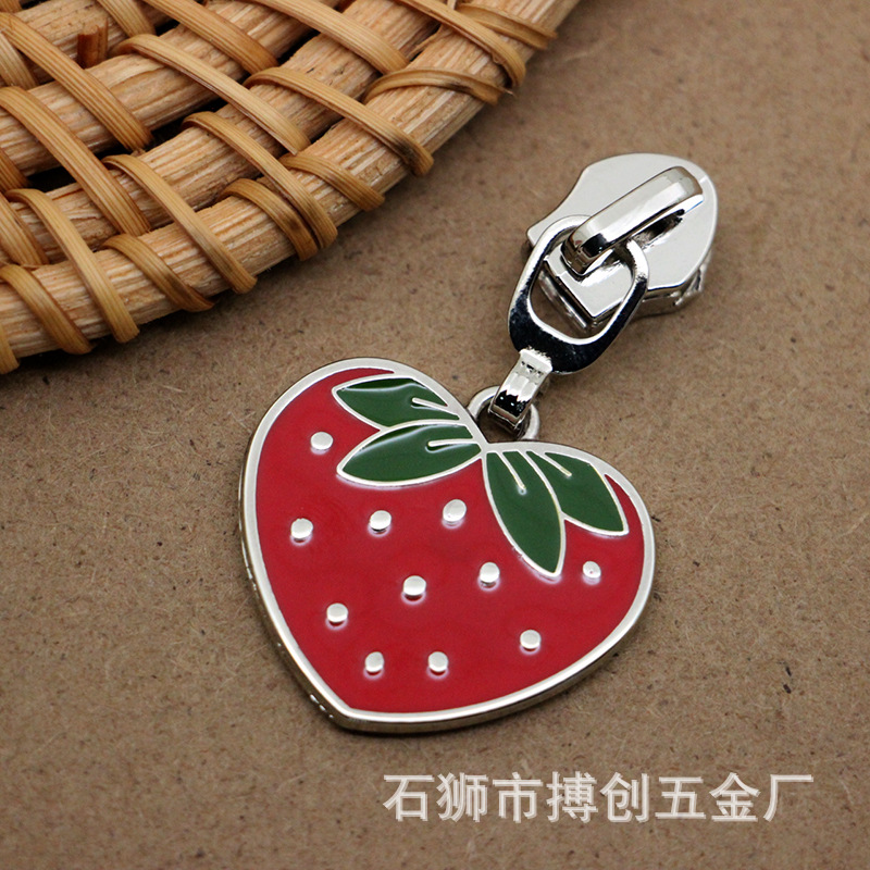 厂家定制 草莓点漆珐琅拉链头 5#尼龙钩金属拉链片 创意卡通拉牌
