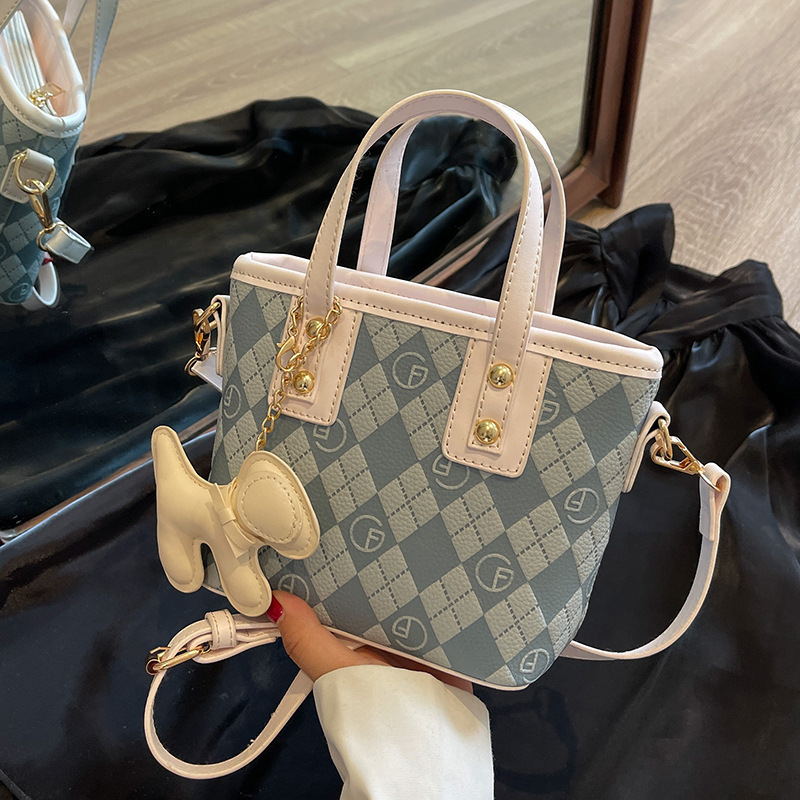 韓国スタイルの西洋スタイルのバッグ女性のための 2025 新しいトレンディなクロスボディ小さなバッグハイエンドライト高級菱形ポータブルバケットバッグトレンディ