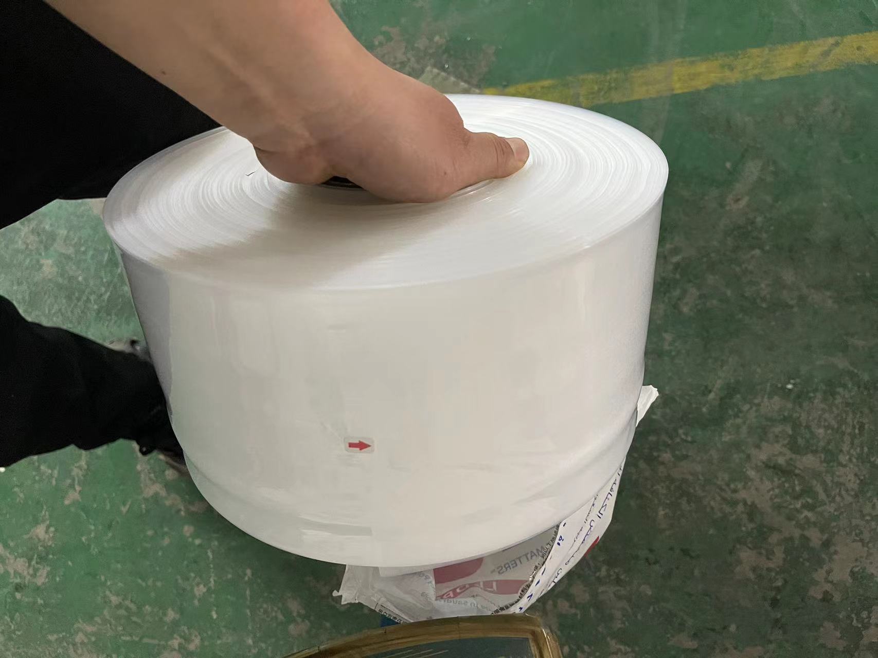 PE plano de alta presión espesado material de tubo transparente película de bobina larga a través de bolsa a prueba de polvo e impermeable embalaje industrial bolsa de PE