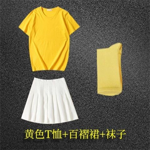 Yellow T-shirt, pleated skirt