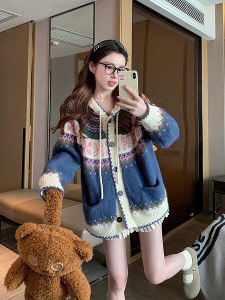 Demi-season sweater with hood