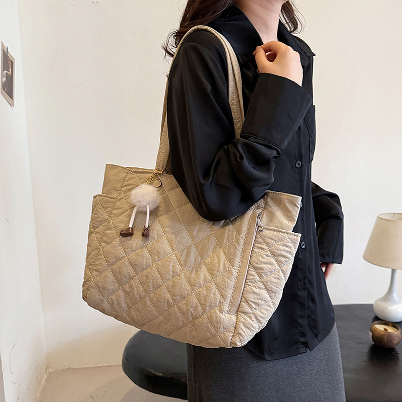 Women's Quilted Shoulder Bag Large Capacity Commuter Tote_voghion.com