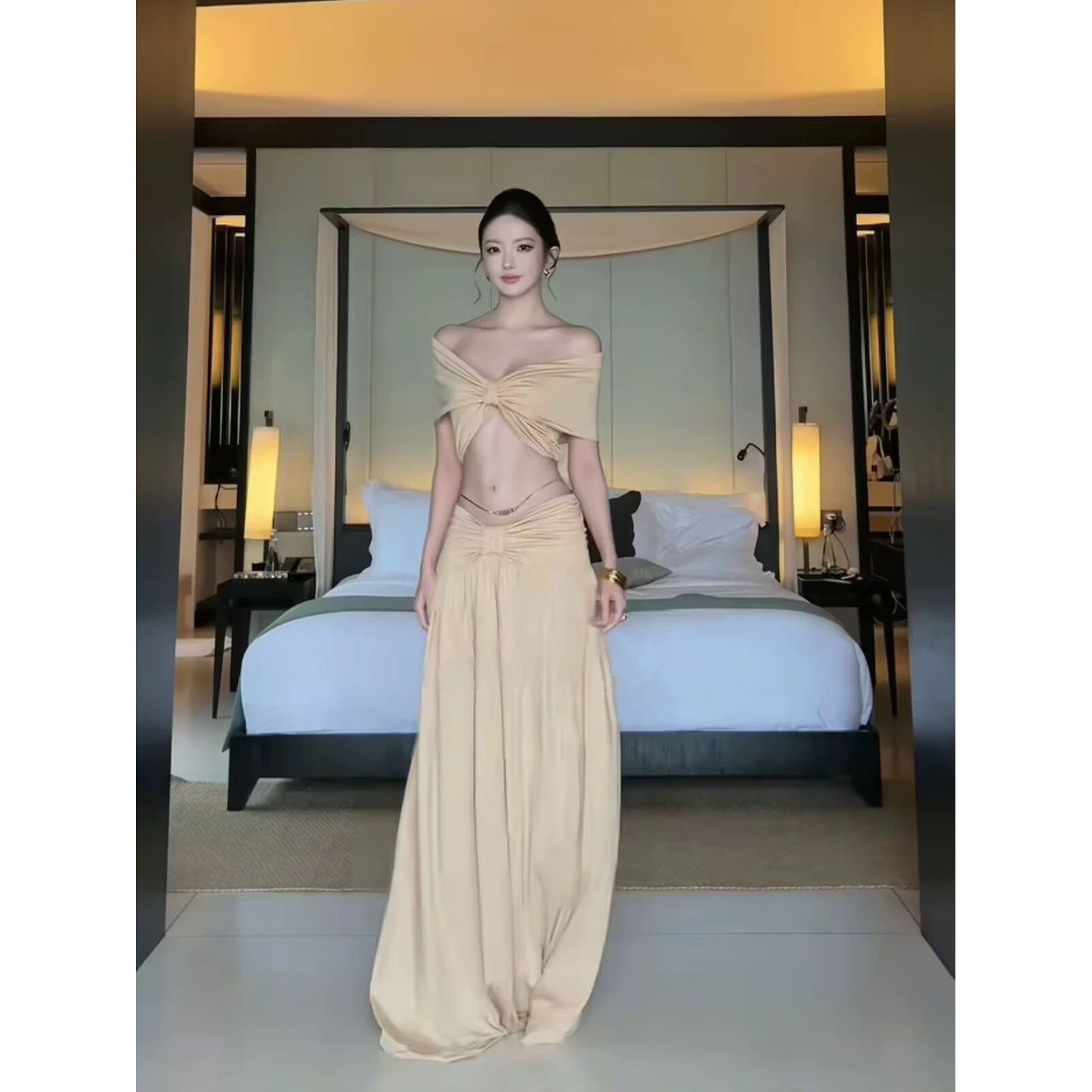 Qadın üç parçalı çimərlik geyimi: tub top, ətək və bikini