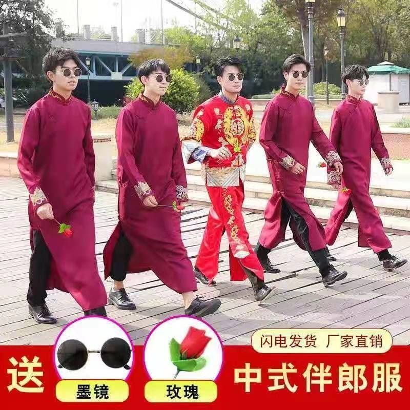 連れ合いは中国式の結婚式のドレスを着ます。|undefined