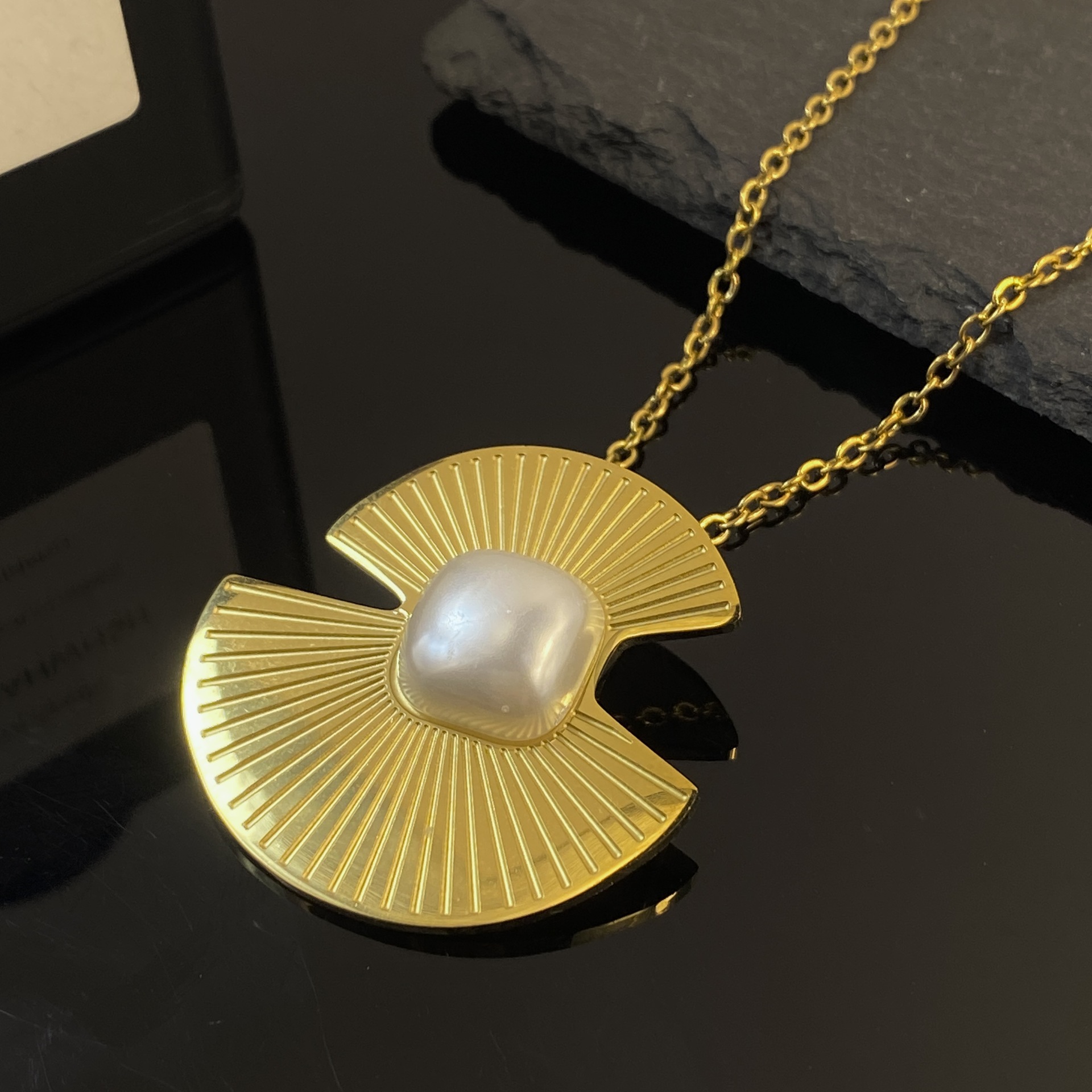 Retro europeo y americano otoño e invierno, cadena de clavícula de perlas en forma de abanico, decoración femenina personalizada, juego de pendientes de regalo, collar de acero de titanio que no se desvanece