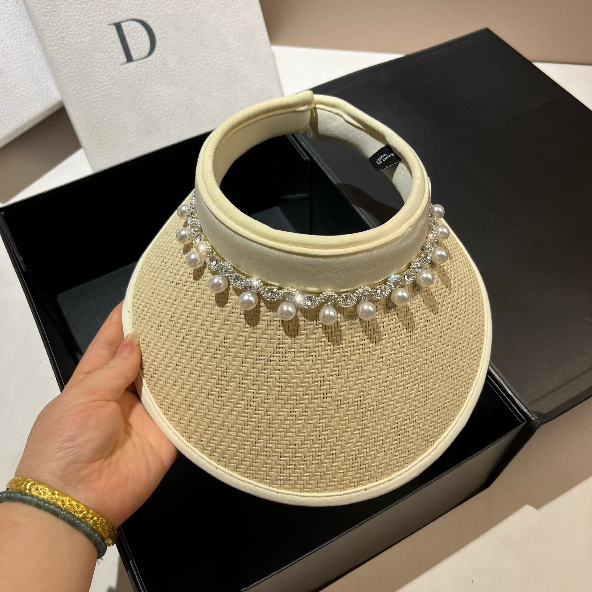 Korean version of Xiaoxiangfeng light luxury pearl rhinestone hollow top for women's summer outdoor travel, lightweight_voghion.com