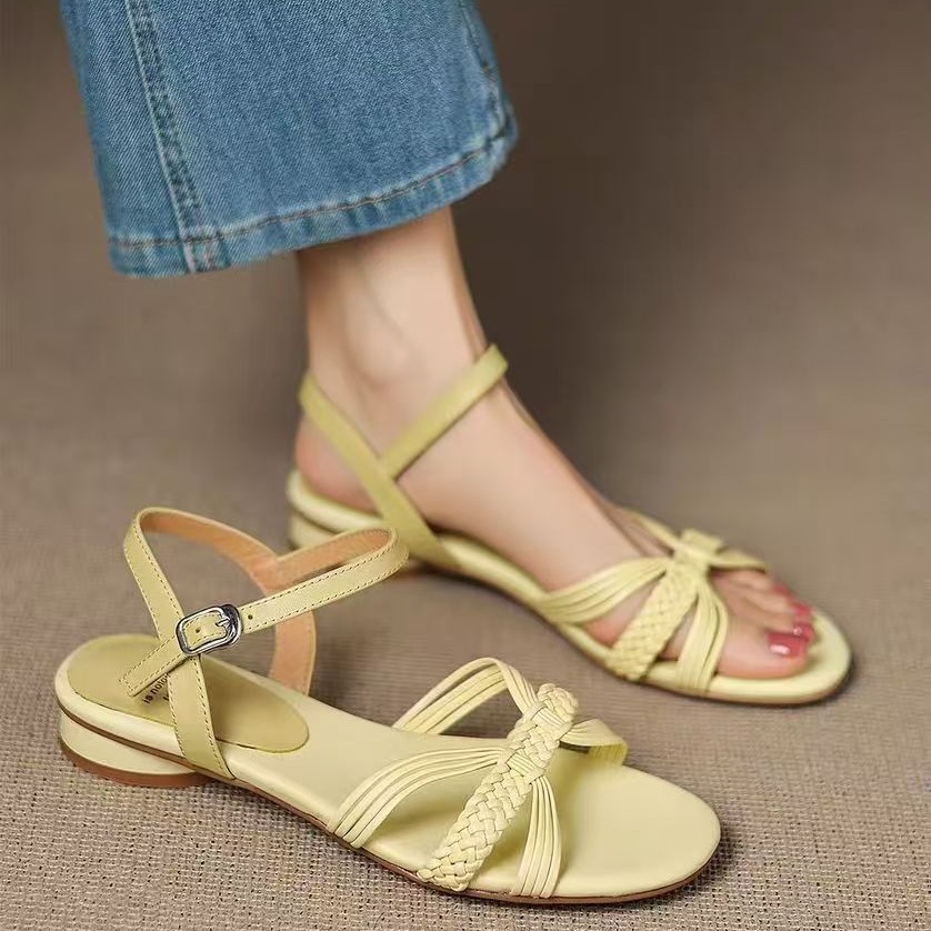 Coreano simple versátil trenzado 2026 verano nuevo tacones gruesos redondos dedos de cuero de hadas con sandalias