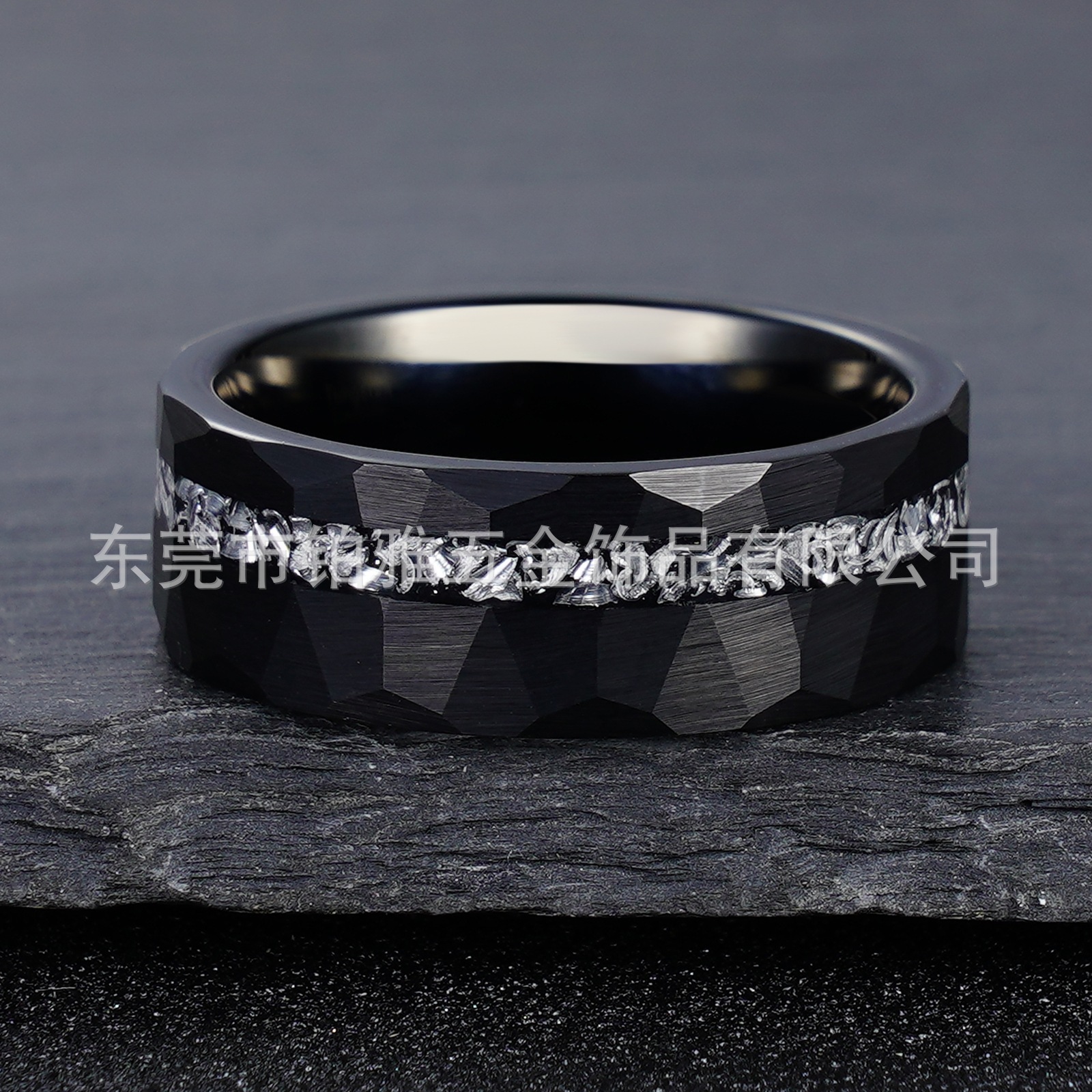 クロスボーダーホット販売電気メッキブラック 8 ミリメートルリングタングステン鋼ハンマーパターン象嵌石破片メンズリングニッチハイエンドセンス