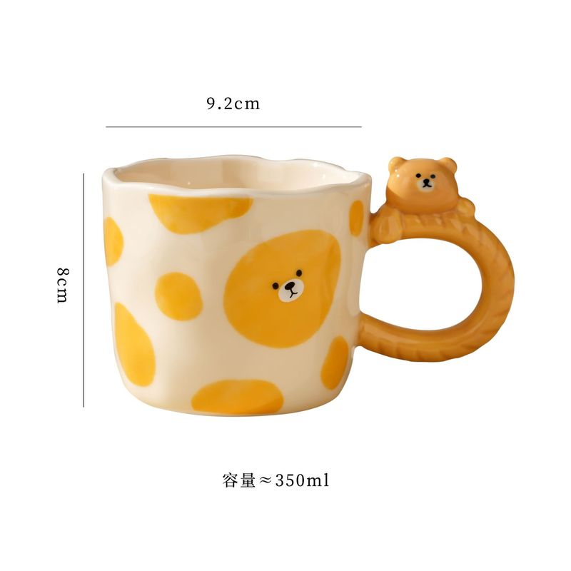 漫画の熊の浮き彫りの陶磁器の杯は1杯のかわいい女子学生の事務を持って水のマグカップの高温の贈り物の杯を飲みます。|undefined