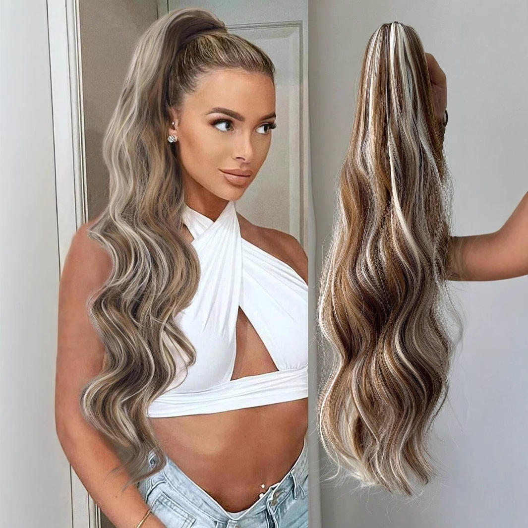 큰 클립이 달린 긴 곱슬 포니테일