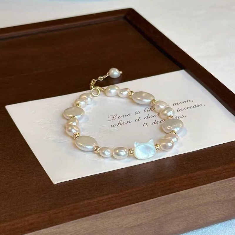 French Retro Lazy Kitten Pearl Bracelet 2024 New Design Niche Simple Elegant Personalized Bracelet for Women French Retro Lazy Kitten Pearl Bracelet 2024 New Design Niche Simple Elegant Personalized Bracelet for Women