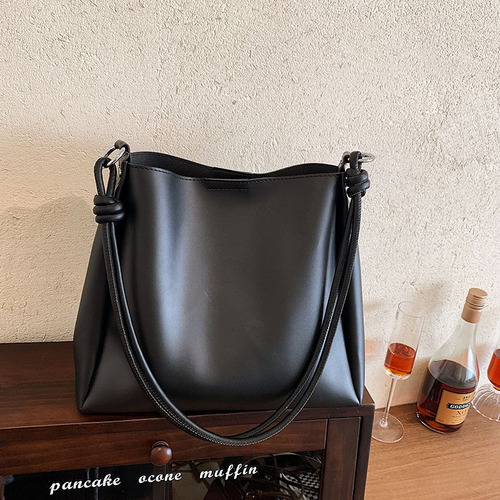Retro large bag for women 2024 autumn and winter new fashion versatile texture shoulder bag foreign fashion bucket bag